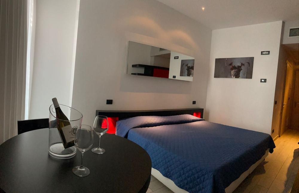 Hotel Blue Shades